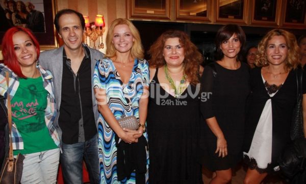 Η λαμπερή πρεμιέρα της παράστασης «Δεν θα με τρελάνεις εσύ εμένα» στο θέατρο Αθηνά