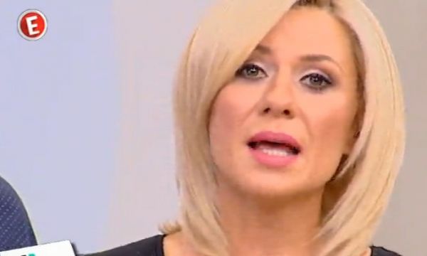 Μαυροφορεμένη και με τρεμάμενη φωνή η Καραβάτου στην έναρξη της εκπομπής της για τον χαμό του πατέρα της