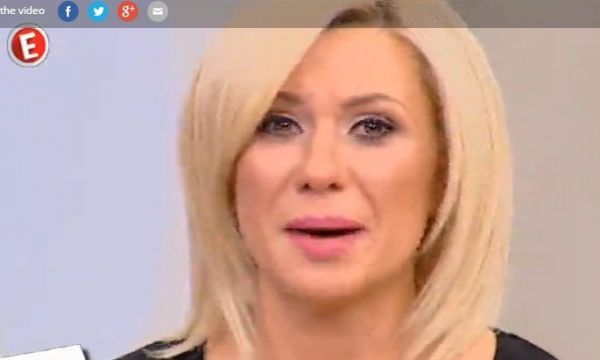 Μαυροφορεμένη και με τρεμάμενη φωνή η Καραβάτου στην έναρξη της εκπομπής της για τον χαμό του πατέρα της