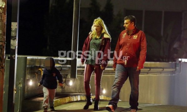 Ο φωτογραφικός φακός του gossip-tv «έπιασε» Σκορδά-Λιάγκα και τον γιο τους στη Γλυφάδα