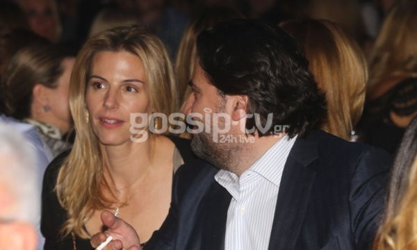 Τα δημοσιεύματα τους ήθελαν να χωρίζουν κι εμείς τους πετύχαμε να φιλιούνται στα μπουζούκια