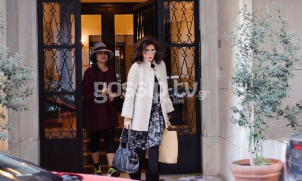 Μιμή Ντενίση: Βόλτα στο Κολωνάκι με φίλη της