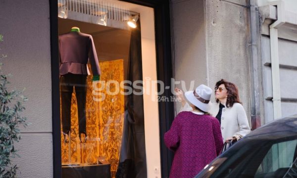 Μιμή Ντενίση: Βόλτα στο Κολωνάκι με φίλη της