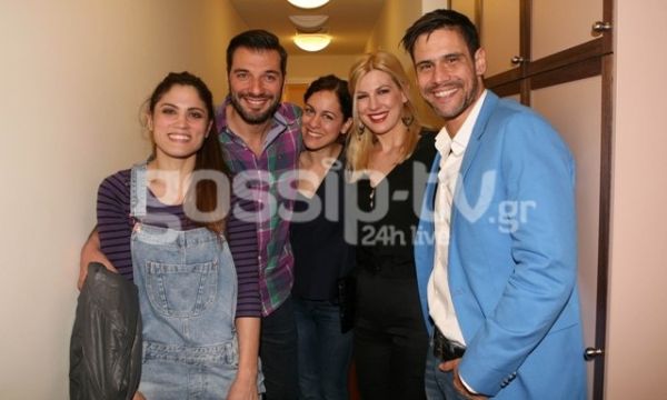 Μαίρη Συνατσάκη: Όλοι οι φίλοι της στο πλευρό της στο ντεμπούτο της στο θέατρο! (φωτό)