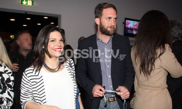 Μετά τα φιλιά… πρώτη δημόσια εμφάνιση στο θέατρο