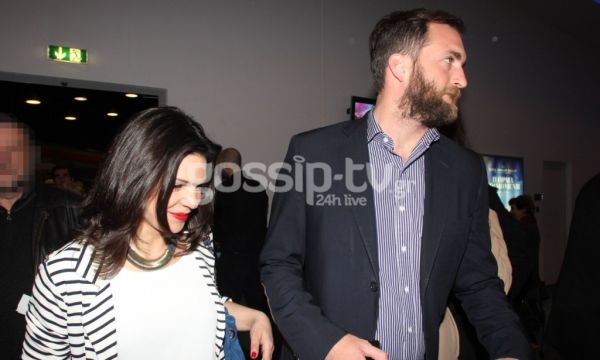 Μετά τα φιλιά… πρώτη δημόσια εμφάνιση στο θέατρο