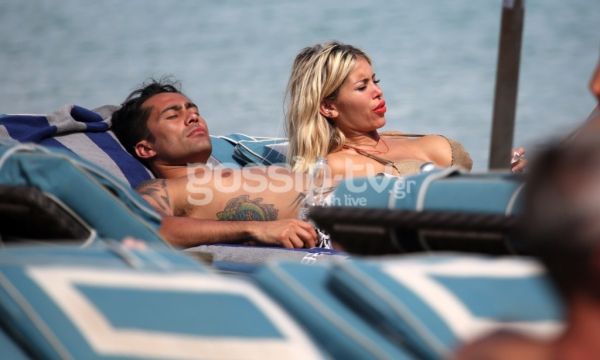 Άρχισαν να ερωτοτροπούν στις ξαπλώστρες αδιαφορώντας για τα αδιάκριτα βλέμματα