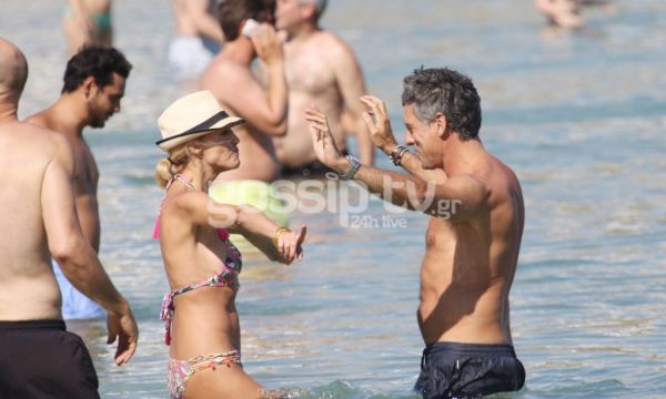 Καυτά φιλιά σε παραλία της Μυκόνου