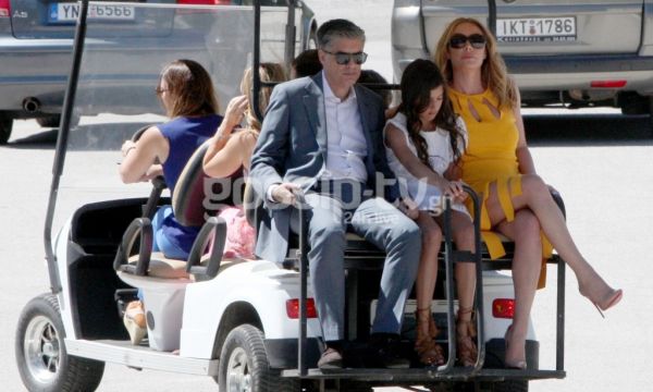 Ποια έγινε νονά και οι φωτογράφοι σκαρφάλωσαν στα βράχια για μια φωτογραφία; 