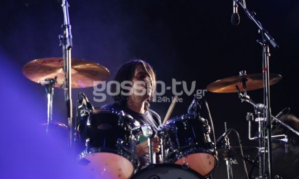 Στην σκηνή με δύναμη ψυχής ο τραγουδιστής που παλεύει με τον καρκίνο των οστών