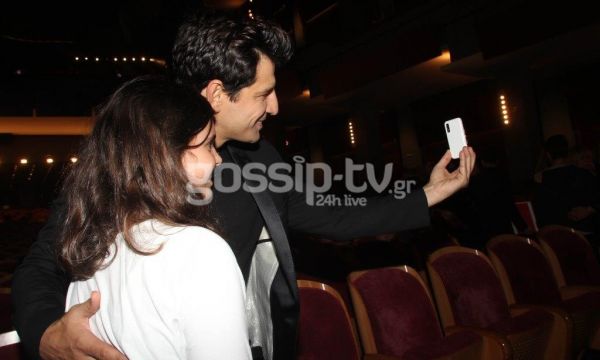 Ο Σάκης πήγε να δει παράσταση και τράβηξε τα φλας πάνω του