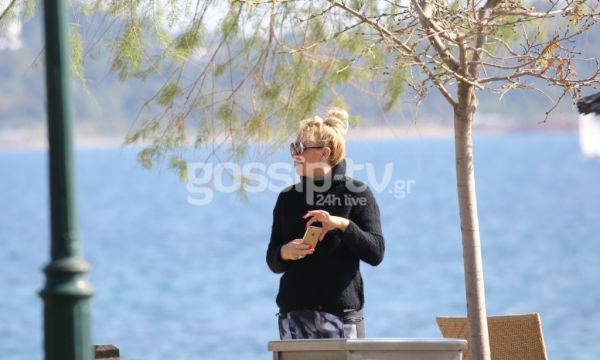 Γωγώ Μαστροκώστα: Βόλτα δίπλα στη θάλασσα