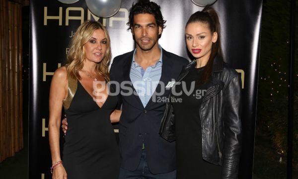 Ποζάρει αγκαλιά με την πρώην σύντροφο και με την σύζυγό του