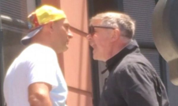 Έξαλλος ο Alec Baldwin βρίζει παπαράτσι στη μέση του δρόμου 