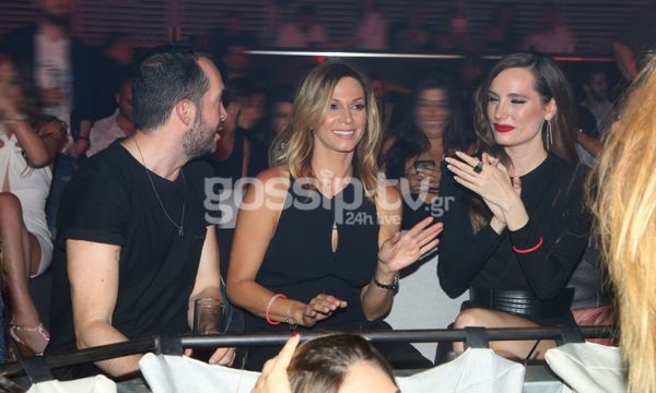 Σε τρελά κέφια η Κοκκίνου! Τα «έσπασε» στον Αργυρό