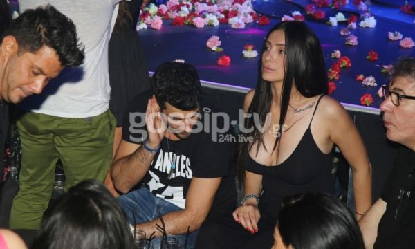 Κι όμως την κοιτά κοντά στα… μάτια!