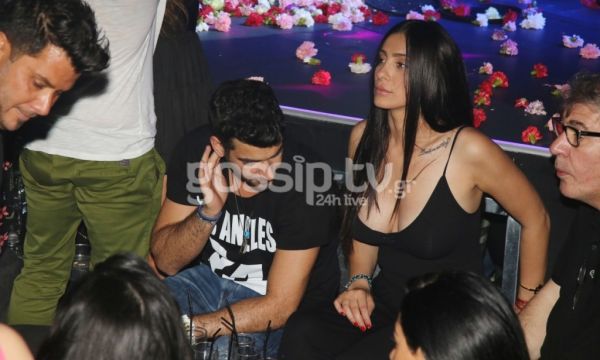 Κι όμως την κοιτά κοντά στα… μάτια!