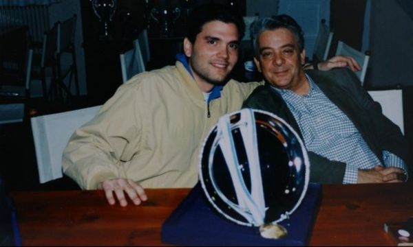 Έλληνας παρουσιαστής πήρε δίπλωμα σκοποβολής και το αφιέρωσε στη μνήμη του πατέρα του