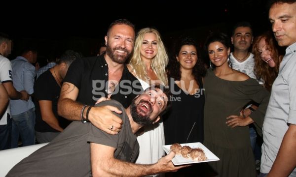 Μας πέταξε τα μάτια έξω με το αβυσσαλέο ντεκολτέ της η…