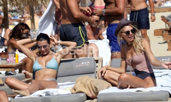Με σέξι μαγιό τρελαίνουν τη Μύκονο