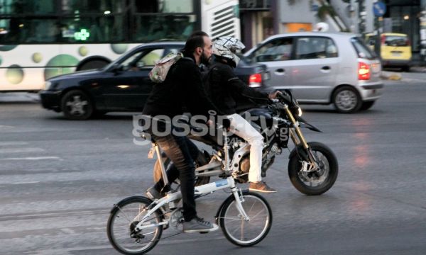 Ο Πάνος Μουζουράκης βολτάρει με το ποδήλατο στην Κηφισίας! 