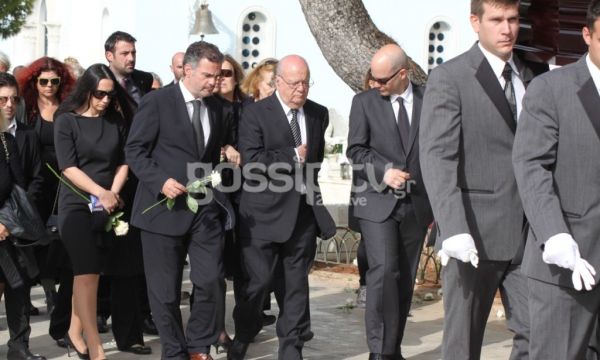 Συντετριμμένος ο Γιώργος Κατσαρός στην κηδεία της γυναίκας του