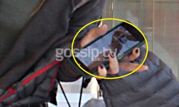 Περήφανη για το κορμί που «έχτισε» έβαλε φόντο στο κινητό φωτό της με μαγιό