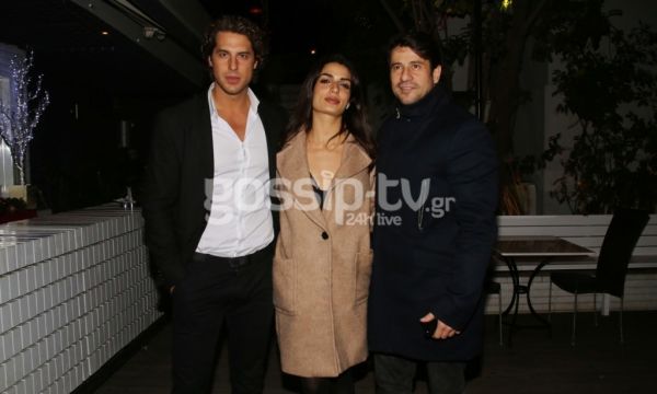 Αγκαλιάζονται… κοιτιούνται τρυφερά και… θέλουν να μας πείσουν ότι δεν είναι μαζί!