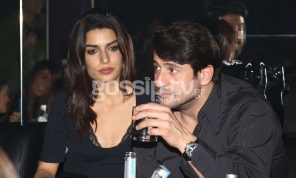 Αγκαλιάζονται… κοιτιούνται τρυφερά και… θέλουν να μας πείσουν ότι δεν είναι μαζί!