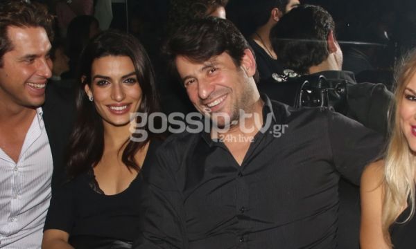 Αγκαλιάζονται… κοιτιούνται τρυφερά και… θέλουν να μας πείσουν ότι δεν είναι μαζί!