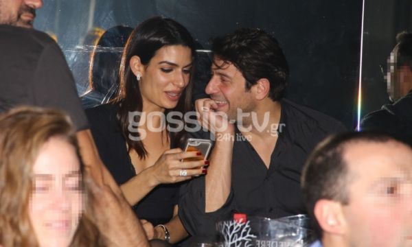 Αγκαλιάζονται… κοιτιούνται τρυφερά και… θέλουν να μας πείσουν ότι δεν είναι μαζί!