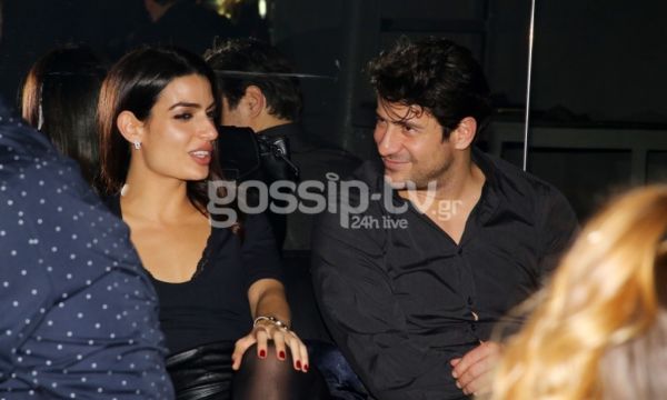 Αγκαλιάζονται… κοιτιούνται τρυφερά και… θέλουν να μας πείσουν ότι δεν είναι μαζί!