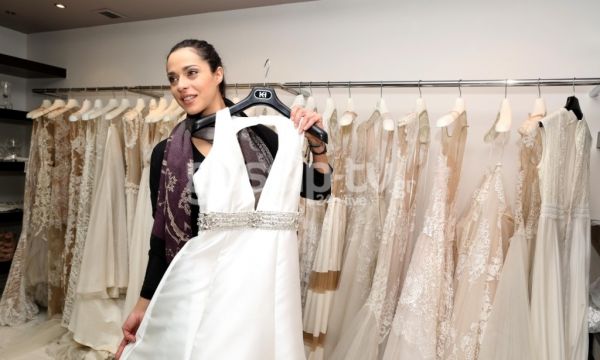 Πρόβα νυφικού για την Ειρήνη Παπαδοπούλου