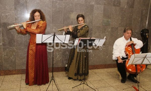Η Όλγα Μαλέα με φλάουτο στο μετρό του Συντάγματος