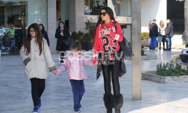 Νίνα Λοτσάρη: Βόλτα με τις κόρες της