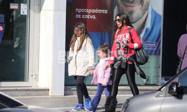 Νίνα Λοτσάρη: Βόλτα με τις κόρες της