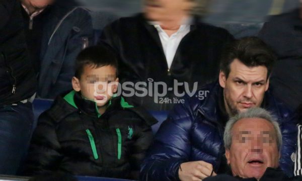 Ο Πάνος Κιάμος στο γήπεδο με το γιο του