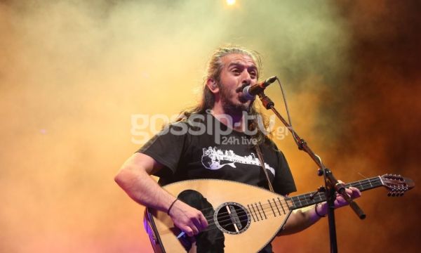 Στη συναυλία του Γιάννη Χαρούλη στο θέατρο Βράχων