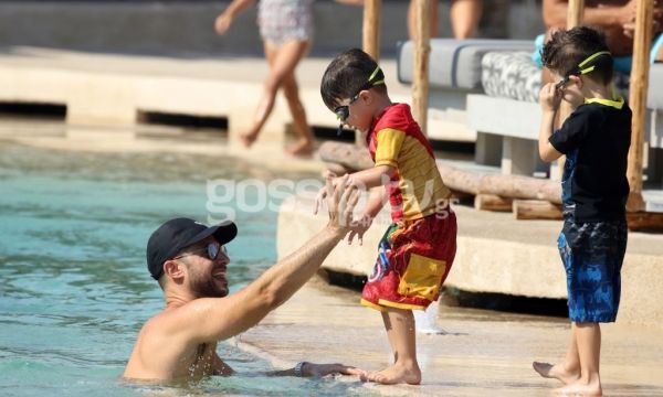 Καλομοίρα: Family by the pool