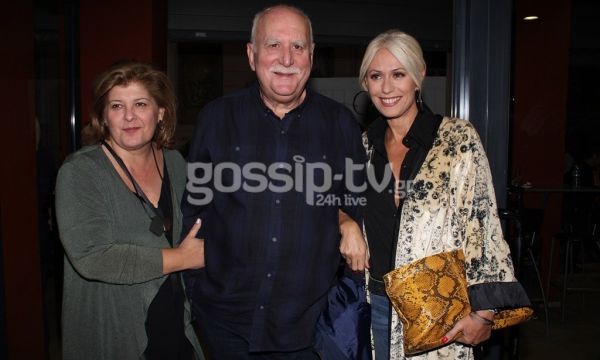 Γιώργος Παπαδάκης: Στο θέατρο αγκαζέ με τη σύζυγό του από τη μια και από την άλλη με την…