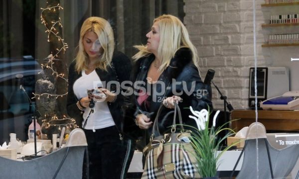 Μαμά και κόρη με ίδιο στιλ στη Γλυφάδα