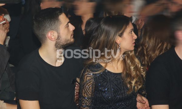 Καυτά φιλιά για το ερωτευμένο ζευγάρι!