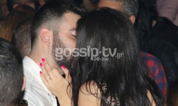 Ασυγκράτητοι! Τα καυτά φιλιά του ερωτευμένου ζευγαριού σε δημόσια θέα! 