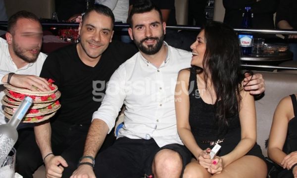 Ασυγκράτητοι! Τα καυτά φιλιά του ερωτευμένου ζευγαριού σε δημόσια θέα! 