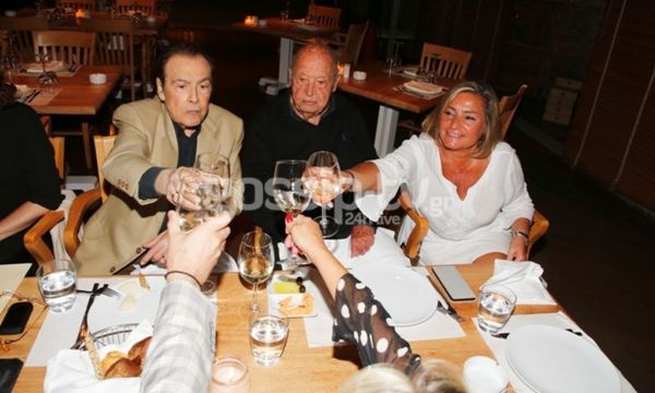 Τόλης Βοσκόπουλος: Η σπάνια δημόσια εμφάνιση με τη σύζυγό του και το δείπνο με καλούς φίλους