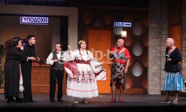 Λαμπερή πρεμιέρα για την παράσταση «Μακρυκωσταίοι και Κοντογιώργηδες»! Η Γερονικολού πού ήταν;