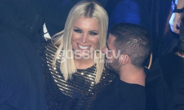 Καινούργιου – Αναστόπουλος: «Καυτά» φιλιά στα μπουζούκια