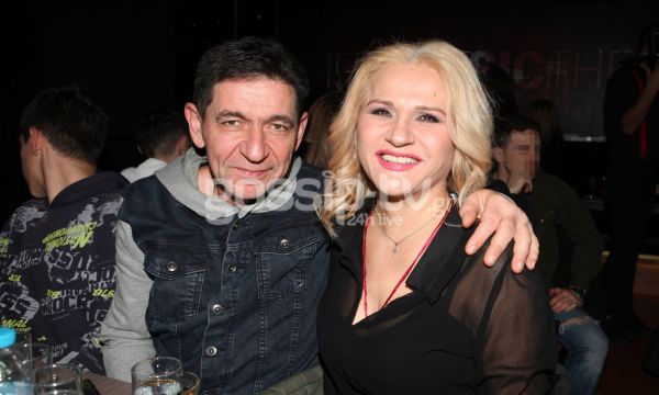 Το τρυφερό φιλί της Μπέσυ Μάλφα στην κόρη της!