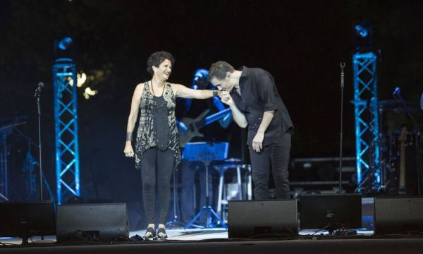 Άλκηστις Πρωτοψάλτη Δεν ενθουσιαστήκαμε με την εμφάνιση της Πρωτοψάλτη πάνω στη σκηνή. Το στυλ της είναι εναλλακτικό αλλά το συγκεκριμένο top παραείναι φορτωμένο με πληροφορίες.