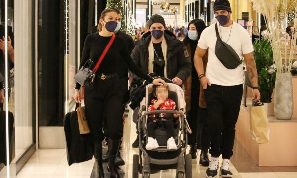 Ελένη Χατζίδου Το μαύρο είναι το πιο κλασικό και διαχρονικό χρώμα ανά πάσα εποχή και περίσταση. Μπράβο σου, Ελένη, που το φόρεσες με τρόπο που να μην είναι βαρετός! Ζώνη στη μέση με χρυσή λεπτομέρεια και τσάντα χιαστή με κόκκινο λουρί. So chic!